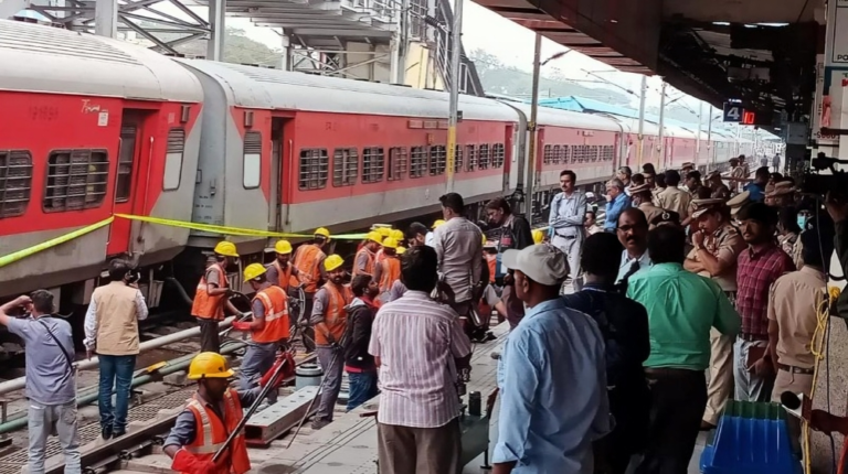 ट्रेन दुर्घटना: चारमीनार एक्सप्रेस के तीन डिब्बे पटरी से उतरे